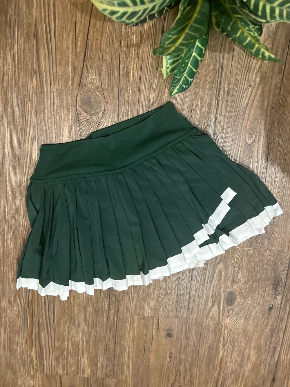Offline by AERIE (M) Green/White Trim Athletic Skort - Picture 3 of 6